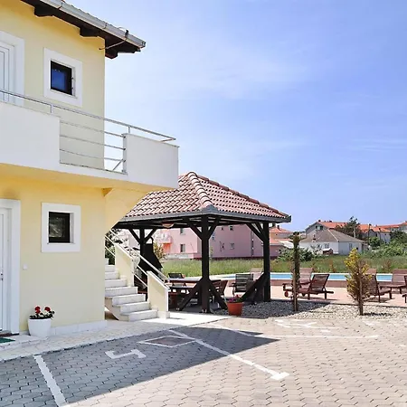 Apartamento Lug With Pool Privlaka (Zadar)